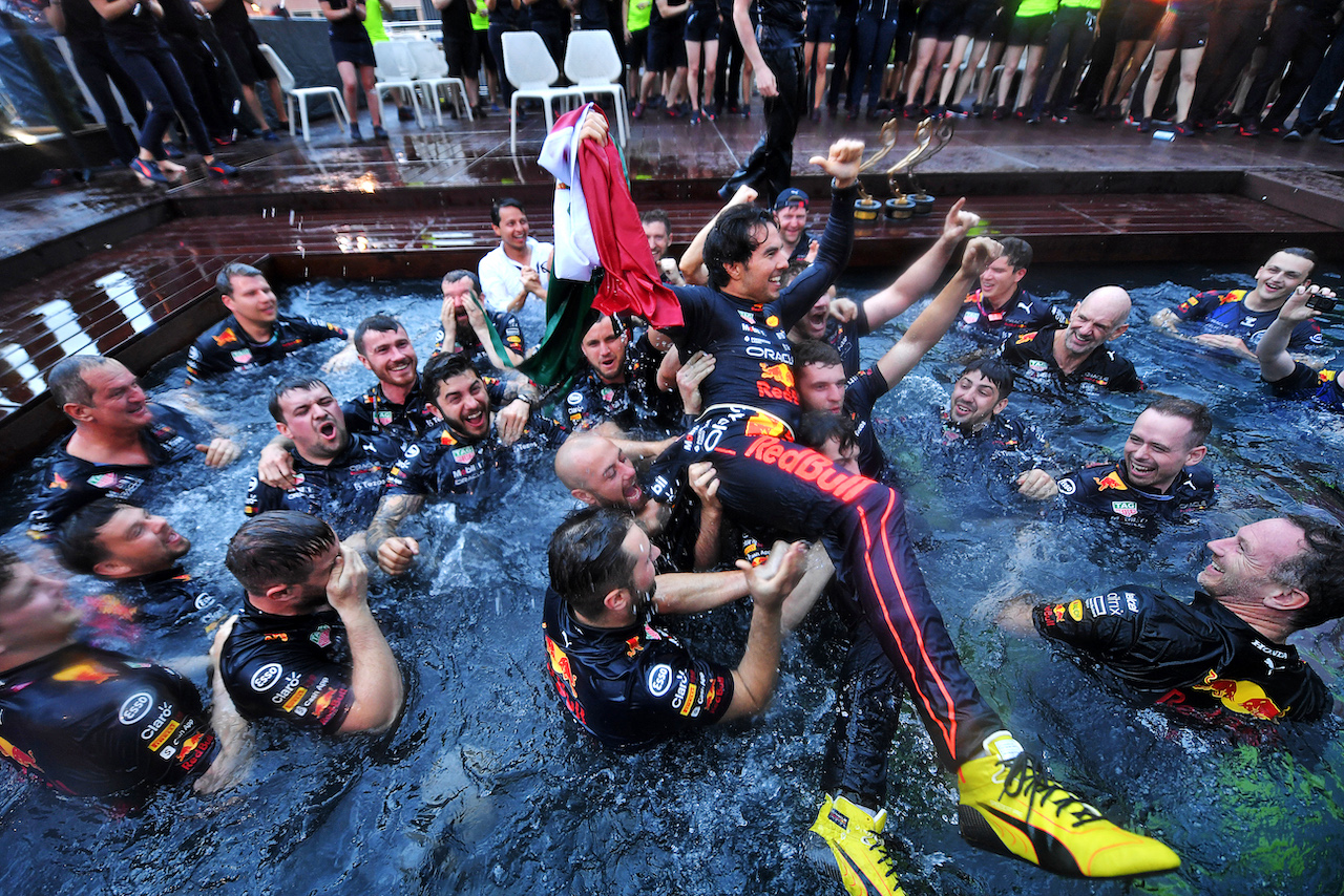 GP MONACO, Red Bull Racing celebrate race victory for Sergio Perez (MEX) Red Bull Racing at the Red Bull Energy Station pool.
29.05.2022. Formula 1 World Championship, Rd 7, Monaco Grand Prix, Monte Carlo, Monaco, Gara Day.
- www.xpbimages.com, EMail: requests@xpbimages.com © Copyright: Price / XPB Images