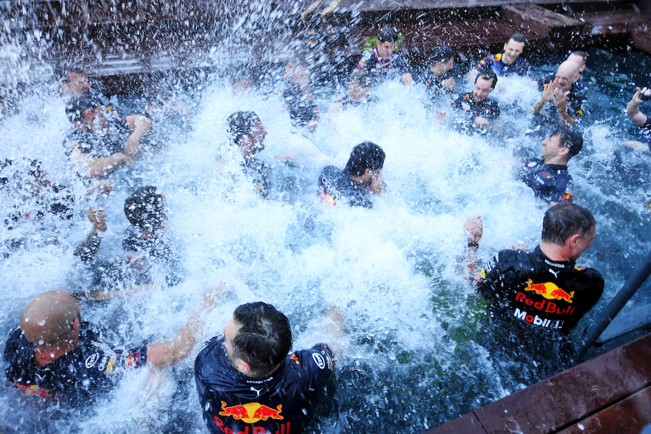 GP MONACO, Red Bull Racing celebrate race victory for Sergio Perez (MEX) Red Bull Racing at the Red Bull Energy Station pool.
29.05.2022. Formula 1 World Championship, Rd 7, Monaco Grand Prix, Monte Carlo, Monaco, Gara Day.
- www.xpbimages.com, EMail: requests@xpbimages.com © Copyright: Price / XPB Images