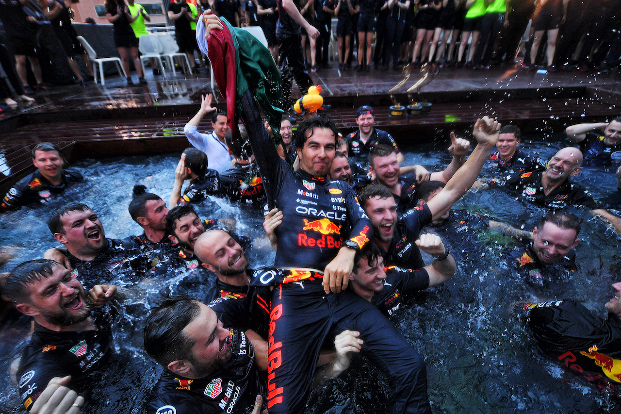 GP MONACO, Red Bull Racing celebrate race victory for Sergio Perez (MEX) Red Bull Racing at the Red Bull Energy Station pool.
29.05.2022. Formula 1 World Championship, Rd 7, Monaco Grand Prix, Monte Carlo, Monaco, Gara Day.
- www.xpbimages.com, EMail: requests@xpbimages.com © Copyright: Price / XPB Images