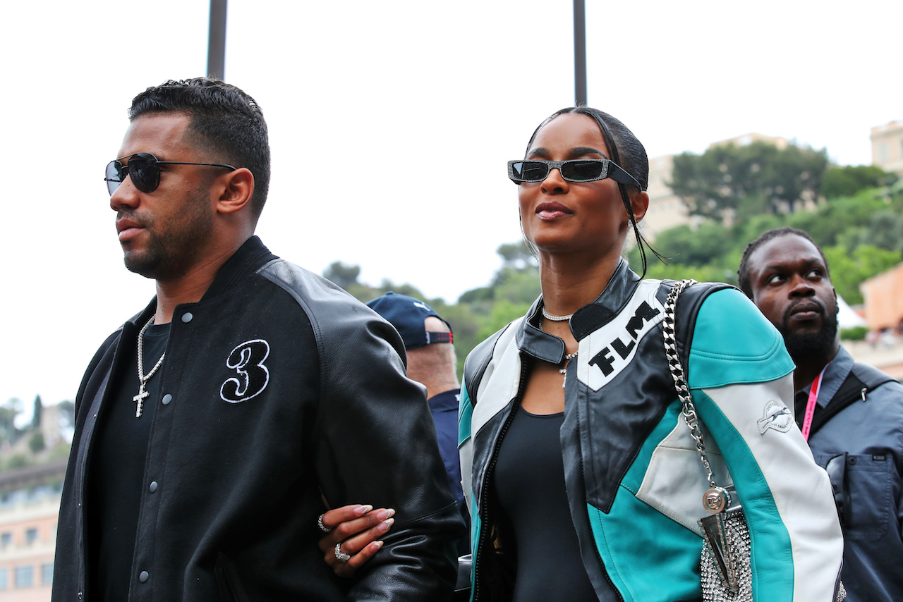 GP MONACO, (L to R): Russell Wilson (USA) American Football Player with sua moglie Ciara Wilson (USA) Singer.
29.05.2022. Formula 1 World Championship, Rd 7, Monaco Grand Prix, Monte Carlo, Monaco, Gara Day.
 - www.xpbimages.com, EMail: requests@xpbimages.com © Copyright: Coates / XPB Images