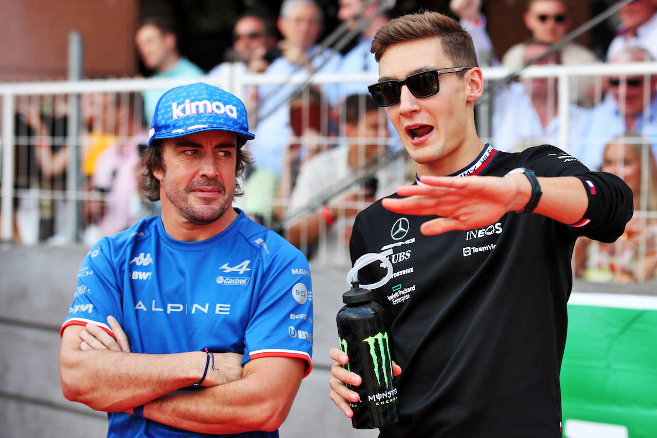 GP MONACO, (L to R): Fernando Alonso (ESP) Alpine F1 Team e George Russell (GBR) Mercedes AMG F1 on the drivers parade.
29.05.2022. Formula 1 World Championship, Rd 7, Monaco Grand Prix, Monte Carlo, Monaco, Gara Day.
 - www.xpbimages.com, EMail: requests@xpbimages.com © Copyright: Coates / XPB Images