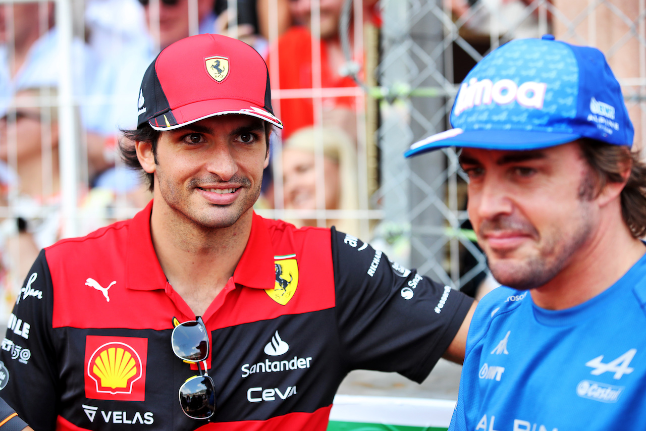 GP MONACO, Carlos Sainz Jr (ESP) Ferrari e Fernando Alonso (ESP) Alpine F1 Team on the drivers parade.
29.05.2022. Formula 1 World Championship, Rd 7, Monaco Grand Prix, Monte Carlo, Monaco, Gara Day.
 - www.xpbimages.com, EMail: requests@xpbimages.com © Copyright: Coates / XPB Images