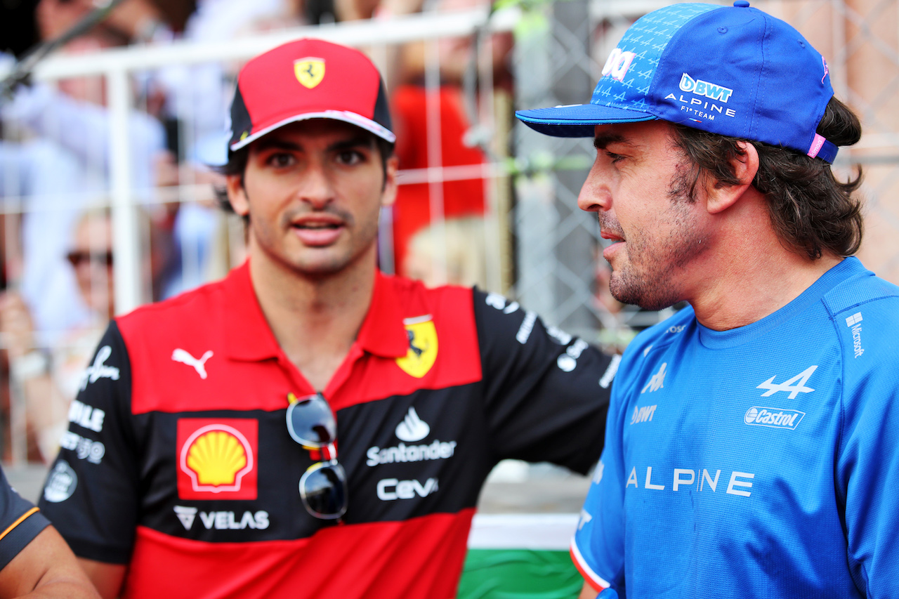 GP MONACO, Fernando Alonso (ESP) Alpine F1 Team e Carlos Sainz Jr (ESP) Ferrari on the drivers parade.
29.05.2022. Formula 1 World Championship, Rd 7, Monaco Grand Prix, Monte Carlo, Monaco, Gara Day.
 - www.xpbimages.com, EMail: requests@xpbimages.com © Copyright: Coates / XPB Images