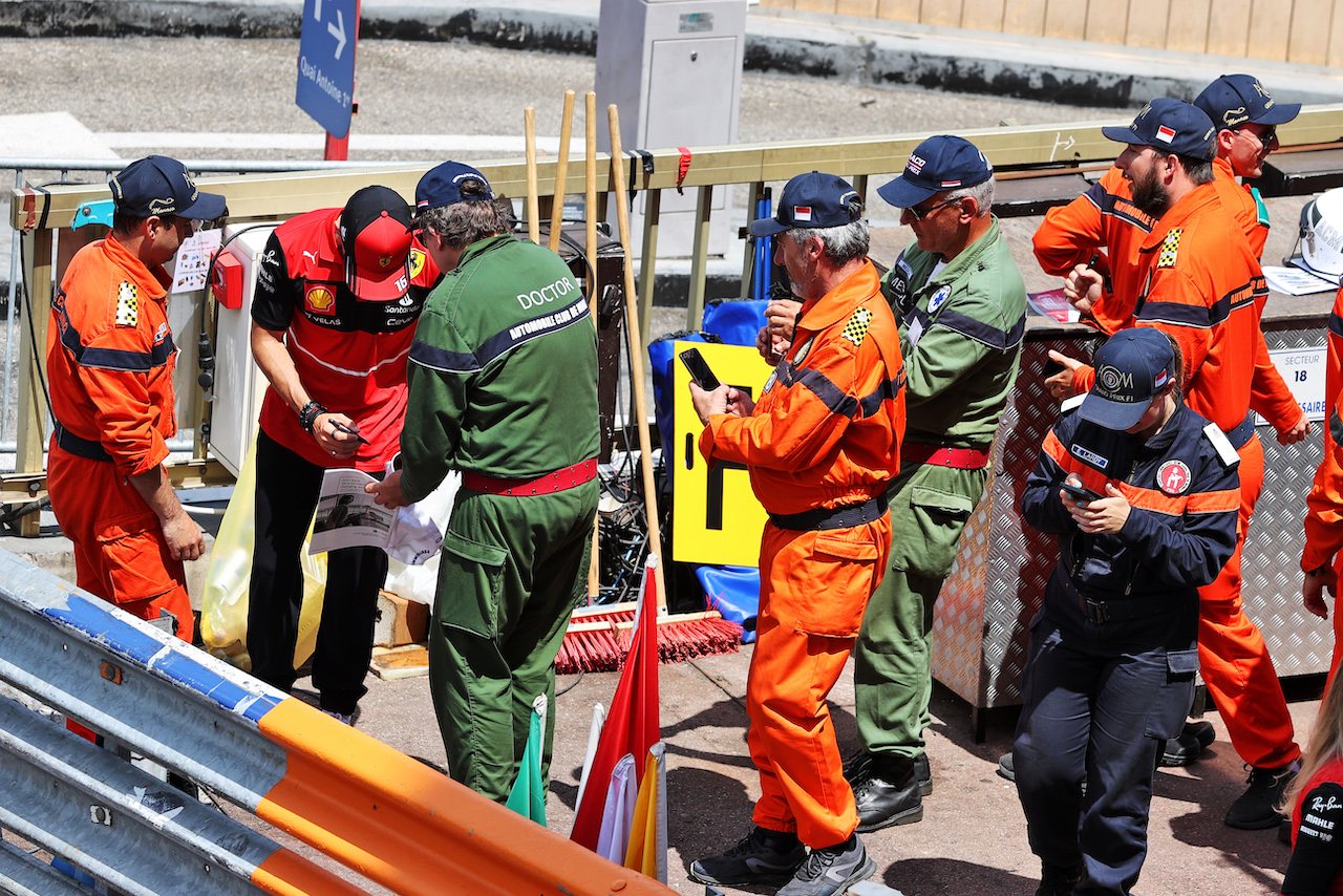 GP MONACO, Charles Leclerc (MON) Ferrari signs autographs for the fans.
29.05.2022. Formula 1 World Championship, Rd 7, Monaco Grand Prix, Monte Carlo, Monaco, Gara Day.
- www.xpbimages.com, EMail: requests@xpbimages.com © Copyright: Moy / XPB Images