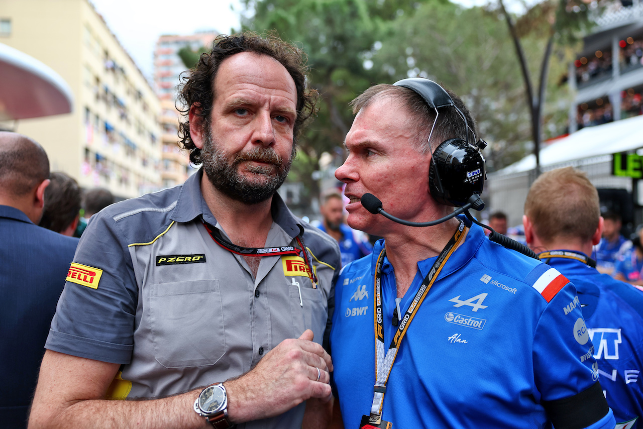 GP MONACO, (L to R): Matteo Bonciani (ITA) Pirelli Head of Motorsport Communications with Alan Permane (GBR) Alpine F1 Team Trackside Operations Director on the grid.
29.05.2022. Formula 1 World Championship, Rd 7, Monaco Grand Prix, Monte Carlo, Monaco, Gara Day.
- www.xpbimages.com, EMail: requests@xpbimages.com © Copyright: Charniaux / XPB Images