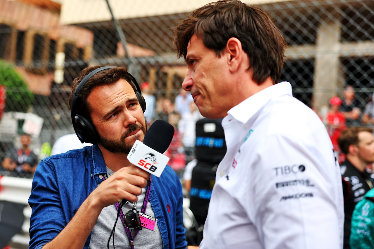 GP MONACO, (L to R): Chris Medland (GBR) Journalist with Toto Wolff (GER) Mercedes AMG F1 Shareholder e Executive Director on the grid.
29.05.2022. Formula 1 World Championship, Rd 7, Monaco Grand Prix, Monte Carlo, Monaco, Gara Day.
- www.xpbimages.com, EMail: requests@xpbimages.com © Copyright: Charniaux / XPB Images