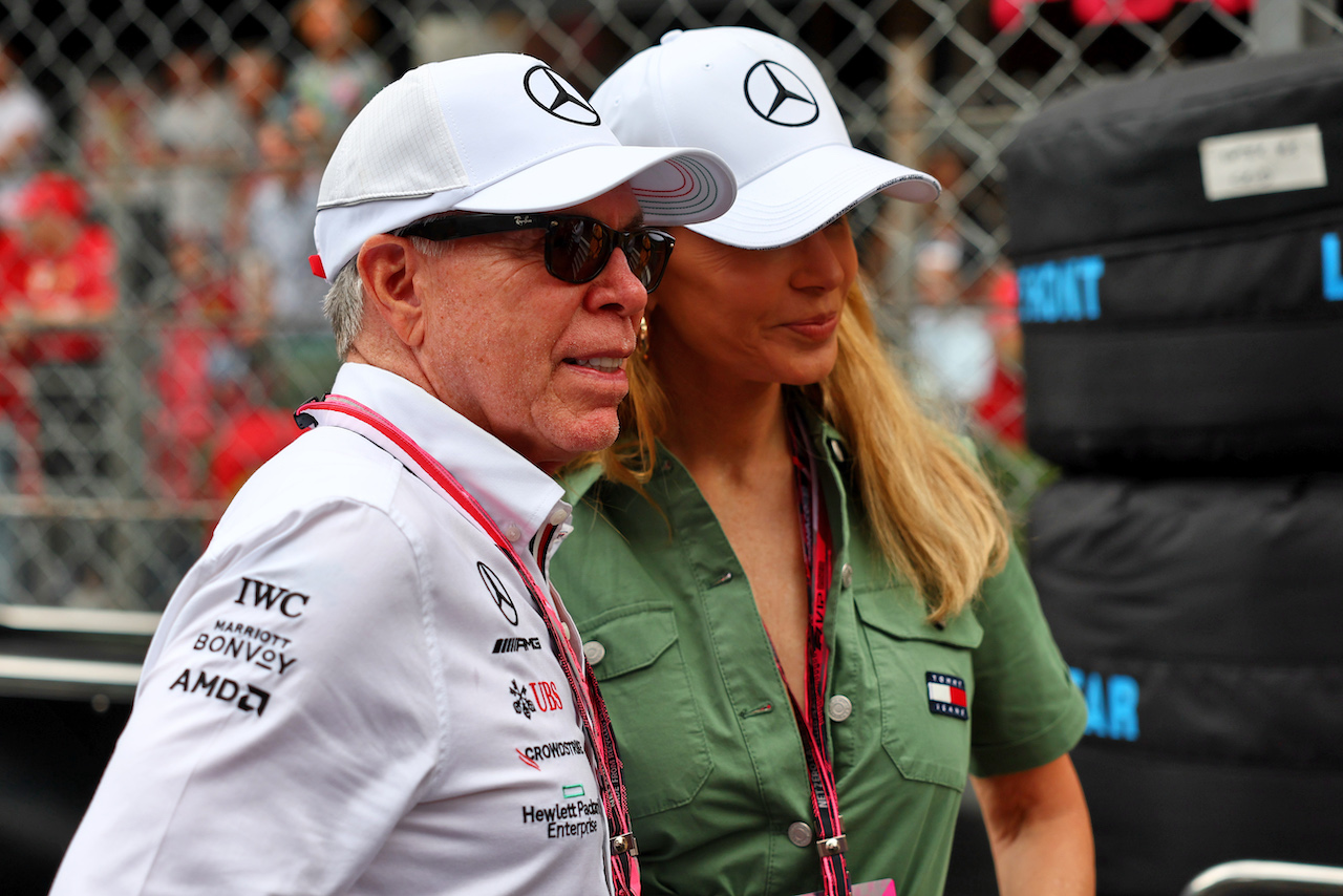 GP MONACO, Tommy Hilfiger (USA) with wife Dee Hilfiger (USA) on the grid.
29.05.2022. Formula 1 World Championship, Rd 7, Monaco Grand Prix, Monte Carlo, Monaco, Gara Day.
- www.xpbimages.com, EMail: requests@xpbimages.com © Copyright: Batchelor / XPB Images