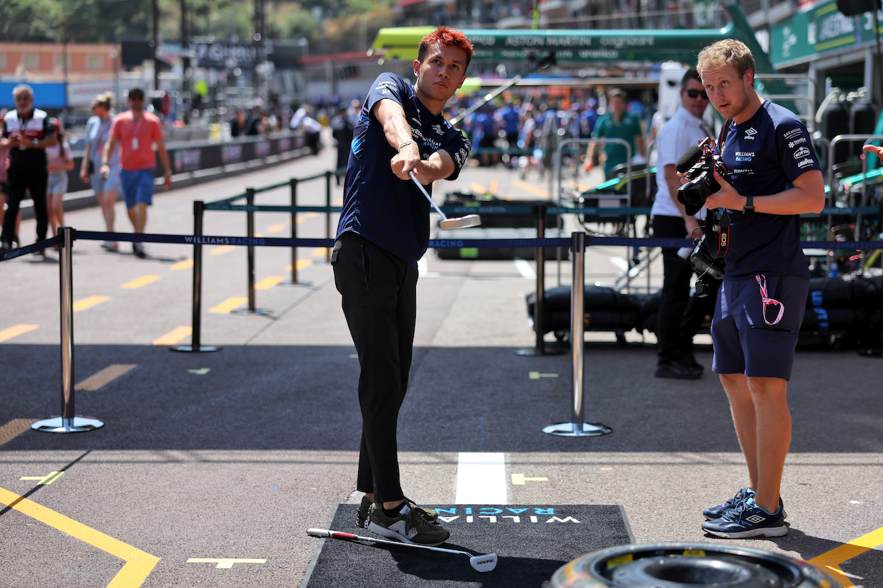 GP MONACO, Alexander Albon (THA) Williams Racing plays golf in the pits.
26.05.2022. Formula 1 World Championship, Rd 7, Monaco Grand Prix, Monte Carlo, Monaco, Practice Day.
- www.xpbimages.com, EMail: requests@xpbimages.com © Copyright: Bearne / XPB Images