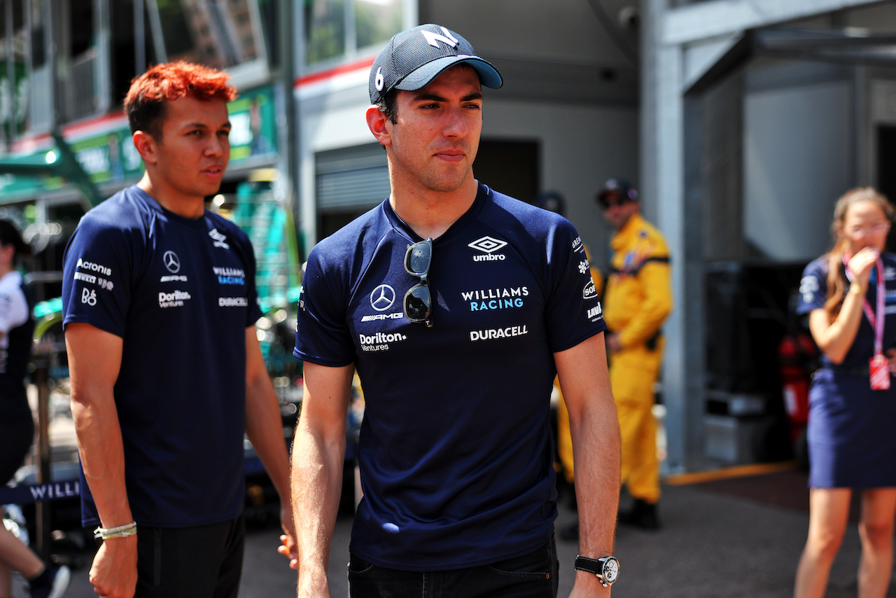 GP MONACO, Nicholas Latifi (CDN) Williams Racing plays golf in the pits.
26.05.2022. Formula 1 World Championship, Rd 7, Monaco Grand Prix, Monte Carlo, Monaco, Practice Day.
- www.xpbimages.com, EMail: requests@xpbimages.com © Copyright: Bearne / XPB Images
