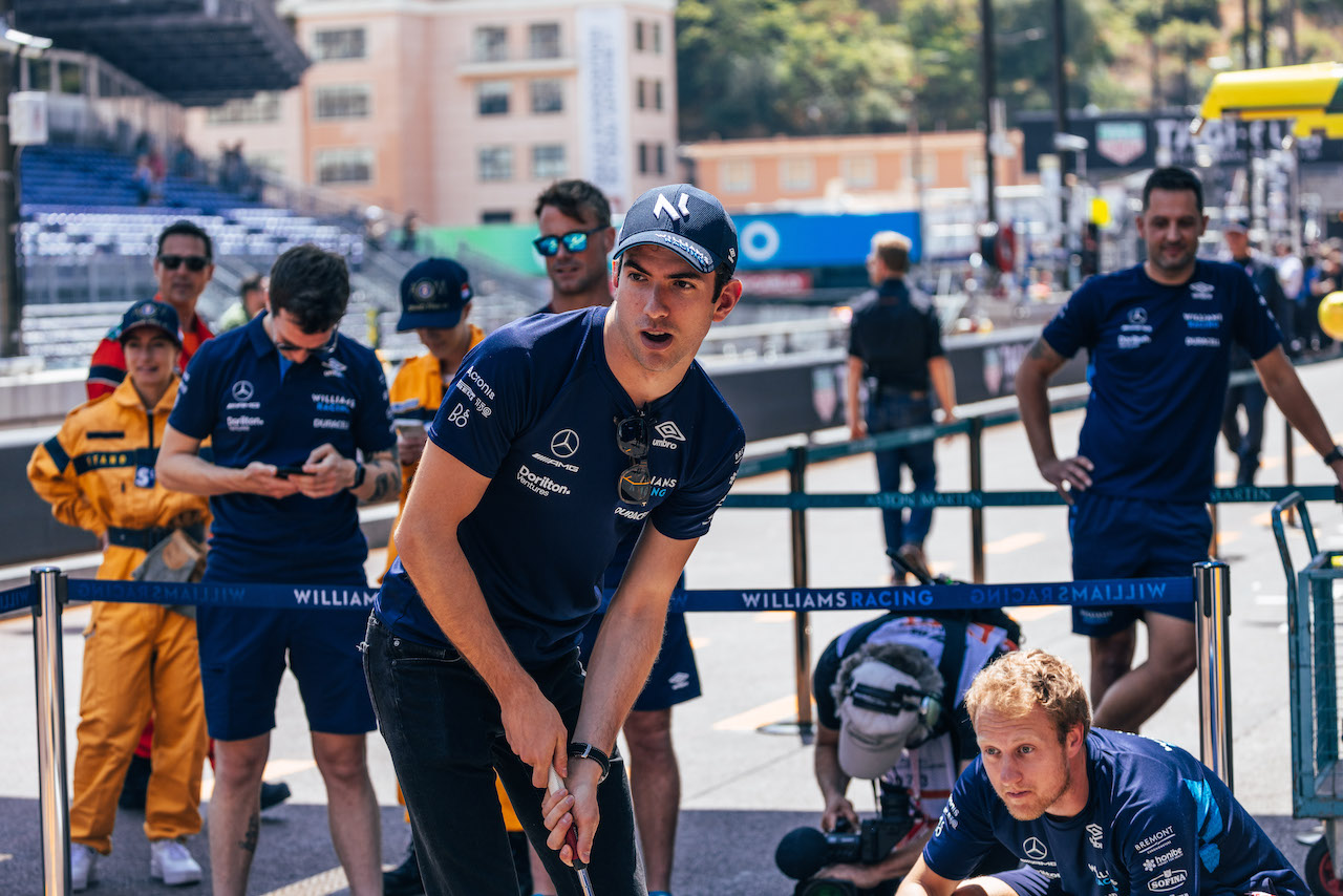 GP MONACO, Nicholas Latifi (CDN) Williams Racing plays golf in the pits.
26.05.2022. Formula 1 World Championship, Rd 7, Monaco Grand Prix, Monte Carlo, Monaco, Practice Day.
- www.xpbimages.com, EMail: requests@xpbimages.com © Copyright: Bearne / XPB Images