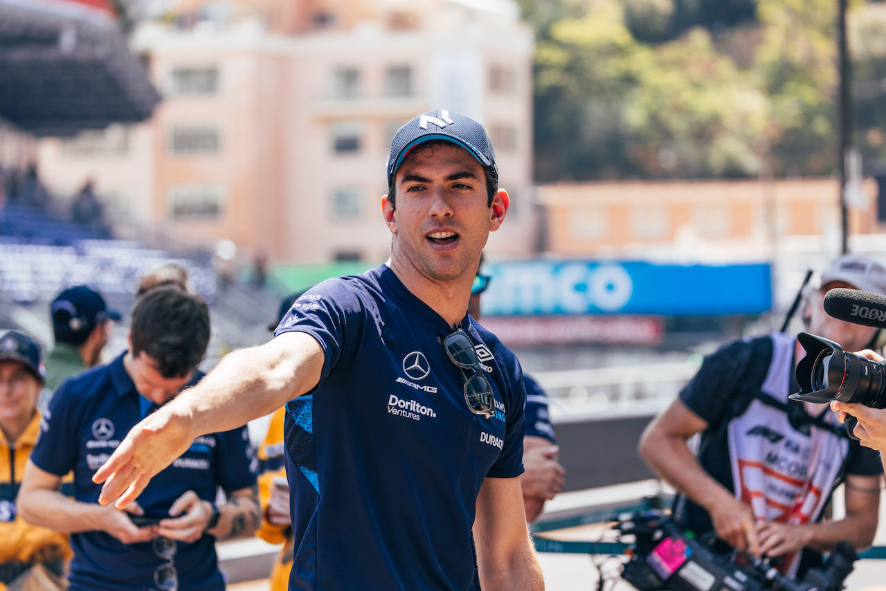 GP MONACO, Nicholas Latifi (CDN) Williams Racing plays golf in the pits.
26.05.2022. Formula 1 World Championship, Rd 7, Monaco Grand Prix, Monte Carlo, Monaco, Practice Day.
- www.xpbimages.com, EMail: requests@xpbimages.com © Copyright: Bearne / XPB Images