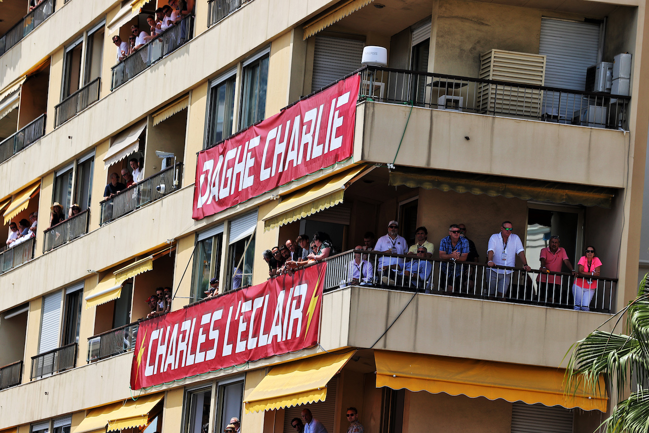 GP MONACO, Circuit Atmosfera - banner for Charles Leclerc (MON) Ferrari.
28.05.2022. Formula 1 World Championship, Rd 7, Monaco Grand Prix, Monte Carlo, Monaco, Qualifiche Day.
- www.xpbimages.com, EMail: requests@xpbimages.com © Copyright: Moy / XPB Images