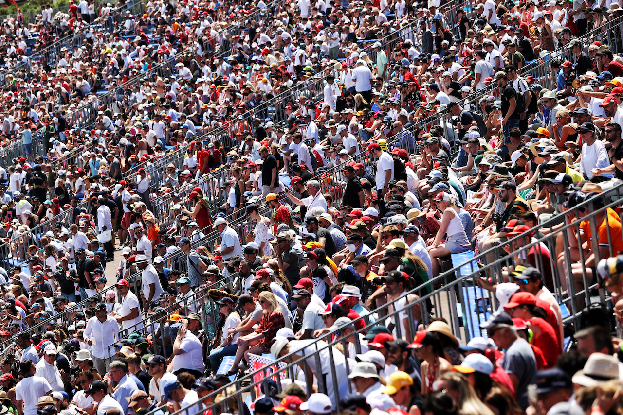 GP MONACO, Circuit Atmosfera - fans in the grandstand.
28.05.2022. Formula 1 World Championship, Rd 7, Monaco Grand Prix, Monte Carlo, Monaco, Qualifiche Day.
- www.xpbimages.com, EMail: requests@xpbimages.com © Copyright: Moy / XPB Images