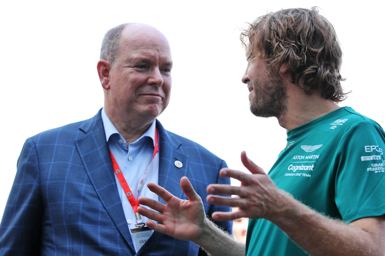 GP MONACO, (L to R): HSH Prince Albert of Monaco (MON) with Sebastian Vettel (GER) Aston Martin F1 Team.
28.05.2022. Formula 1 World Championship, Rd 7, Monaco Grand Prix, Monte Carlo, Monaco, Qualifiche Day.
 - www.xpbimages.com, EMail: requests@xpbimages.com © Copyright: Coates / XPB Images