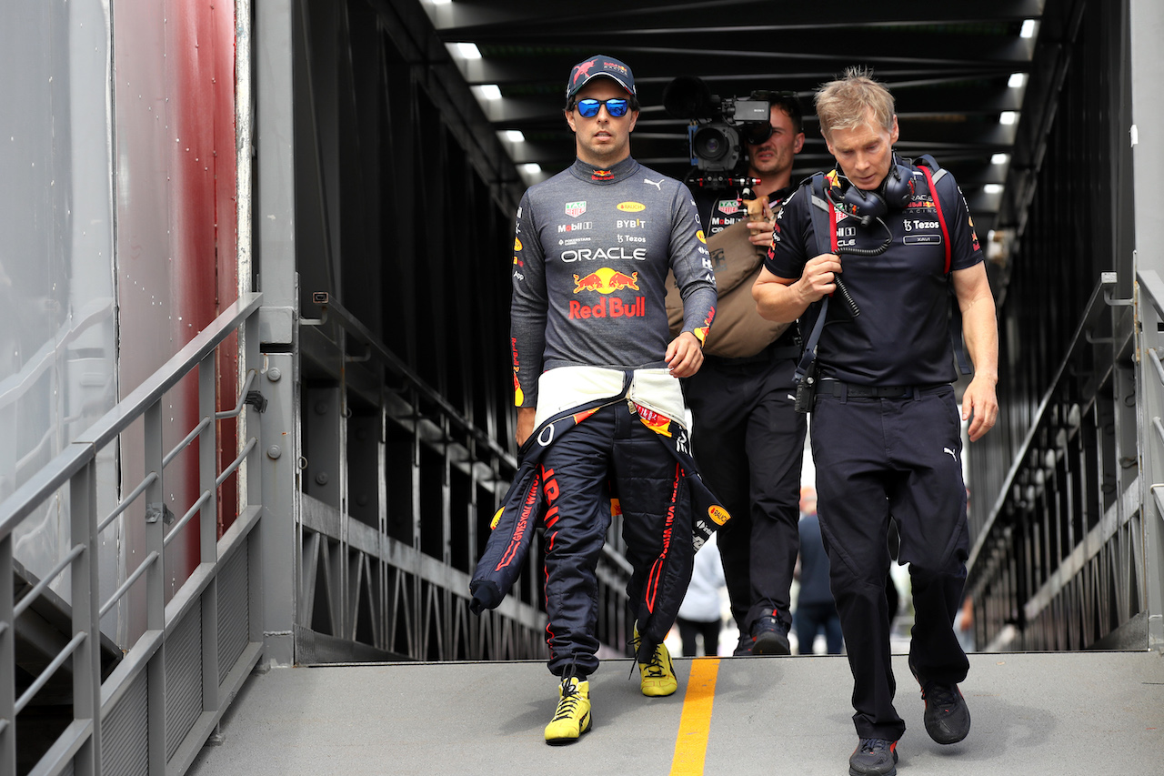 GP MONACO, (L to R): Sergio Perez (MEX) Red Bull Racing with Xavi Martos (ESP) Red Bull Racing F1 Team Physio.
28.05.2022. Formula 1 World Championship, Rd 7, Monaco Grand Prix, Monte Carlo, Monaco, Qualifiche Day.
 - www.xpbimages.com, EMail: requests@xpbimages.com © Copyright: Coates / XPB Images