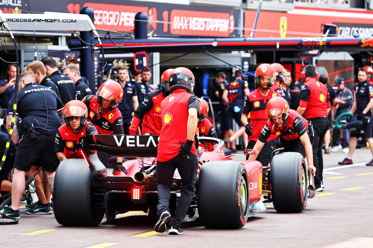 GP MONACO, Charles Leclerc (MON) Ferrari F1-75 pushed back to the weighbridge during qualifying.
28.05.2022. Formula 1 World Championship, Rd 7, Monaco Grand Prix, Monte Carlo, Monaco, Qualifiche Day.
- www.xpbimages.com, EMail: requests@xpbimages.com © Copyright: Batchelor / XPB Images