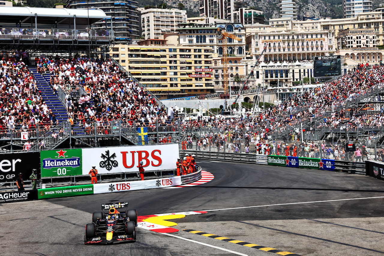 GP MONACO, Sergio Perez (MEX) Red Bull Racing RB18.
28.05.2022. Formula 1 World Championship, Rd 7, Monaco Grand Prix, Monte Carlo, Monaco, Qualifiche Day.
- www.xpbimages.com, EMail: requests@xpbimages.com © Copyright: Batchelor / XPB Images