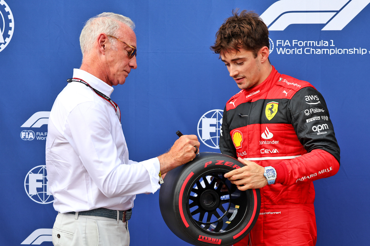 GP MONACO, Charles Leclerc (MON) Ferrari is presented the Pirelli Pole Position Award by Greg Maffei (USA) Liberty Media Corporation President e Chief Executive Officer.
28.05.2022. Formula 1 World Championship, Rd 7, Monaco Grand Prix, Monte Carlo, Monaco, Qualifiche Day.
- www.xpbimages.com, EMail: requests@xpbimages.com © Copyright: Batchelor / XPB Images