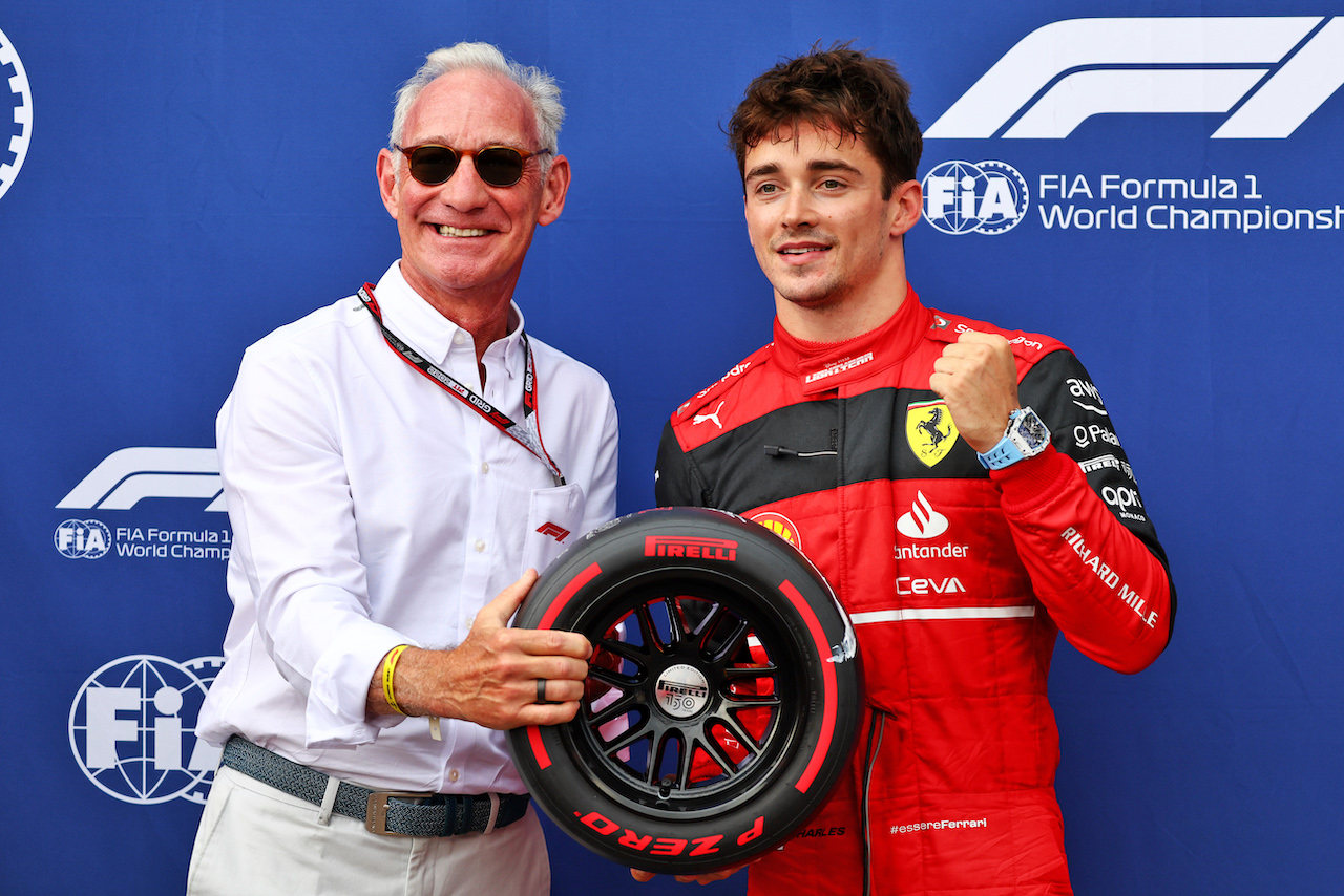 GP MONACO, Charles Leclerc (MON) Ferrari is presented the Pirelli Pole Position Award by Greg Maffei (USA) Liberty Media Corporation President e Chief Executive Officer.
28.05.2022. Formula 1 World Championship, Rd 7, Monaco Grand Prix, Monte Carlo, Monaco, Qualifiche Day.
- www.xpbimages.com, EMail: requests@xpbimages.com © Copyright: Batchelor / XPB Images