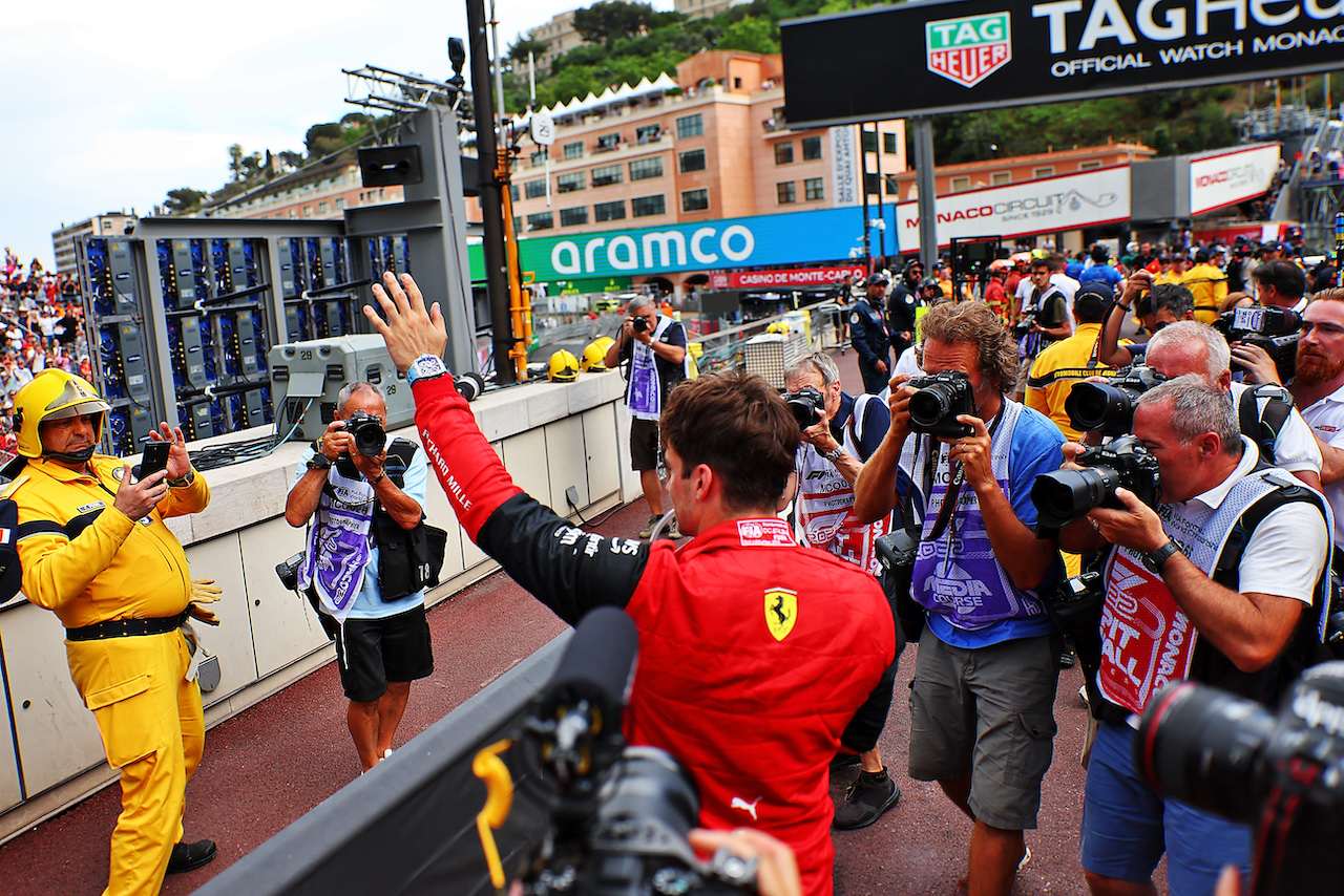 GP MONACO, Charles Leclerc (MON) Ferrari celebrates his pole position in qualifying parc ferme.
28.05.2022. Formula 1 World Championship, Rd 7, Monaco Grand Prix, Monte Carlo, Monaco, Qualifiche Day.
- www.xpbimages.com, EMail: requests@xpbimages.com © Copyright: Batchelor / XPB Images