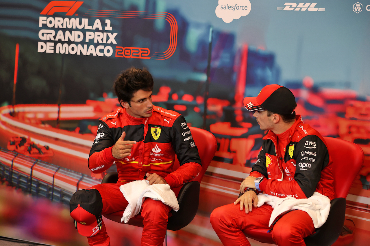 GP MONACO, (L to R): Carlos Sainz Jr (ESP) Ferrari e Charles Leclerc (MON) Ferrari in the post qualifying FIA Press Conference.
28.05.2022. Formula 1 World Championship, Rd 7, Monaco Grand Prix, Monte Carlo, Monaco, Qualifiche Day.
- www.xpbimages.com, EMail: requests@xpbimages.com © Copyright: Moy / XPB Images