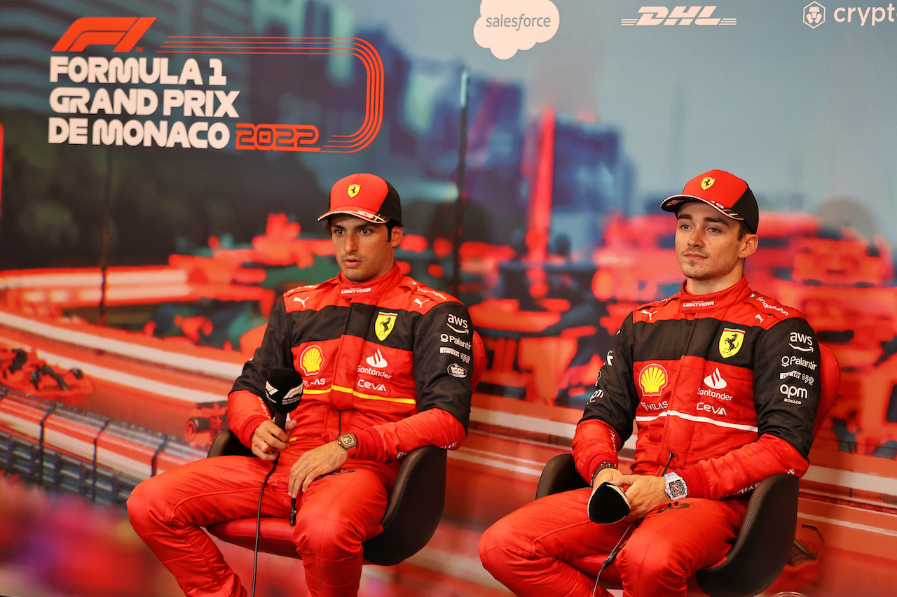 GP MONACO, (L to R): Carlos Sainz Jr (ESP) Ferrari e Charles Leclerc (MON) Ferrari in the post qualifying FIA Press Conference.
28.05.2022. Formula 1 World Championship, Rd 7, Monaco Grand Prix, Monte Carlo, Monaco, Qualifiche Day.
- www.xpbimages.com, EMail: requests@xpbimages.com © Copyright: Moy / XPB Images
