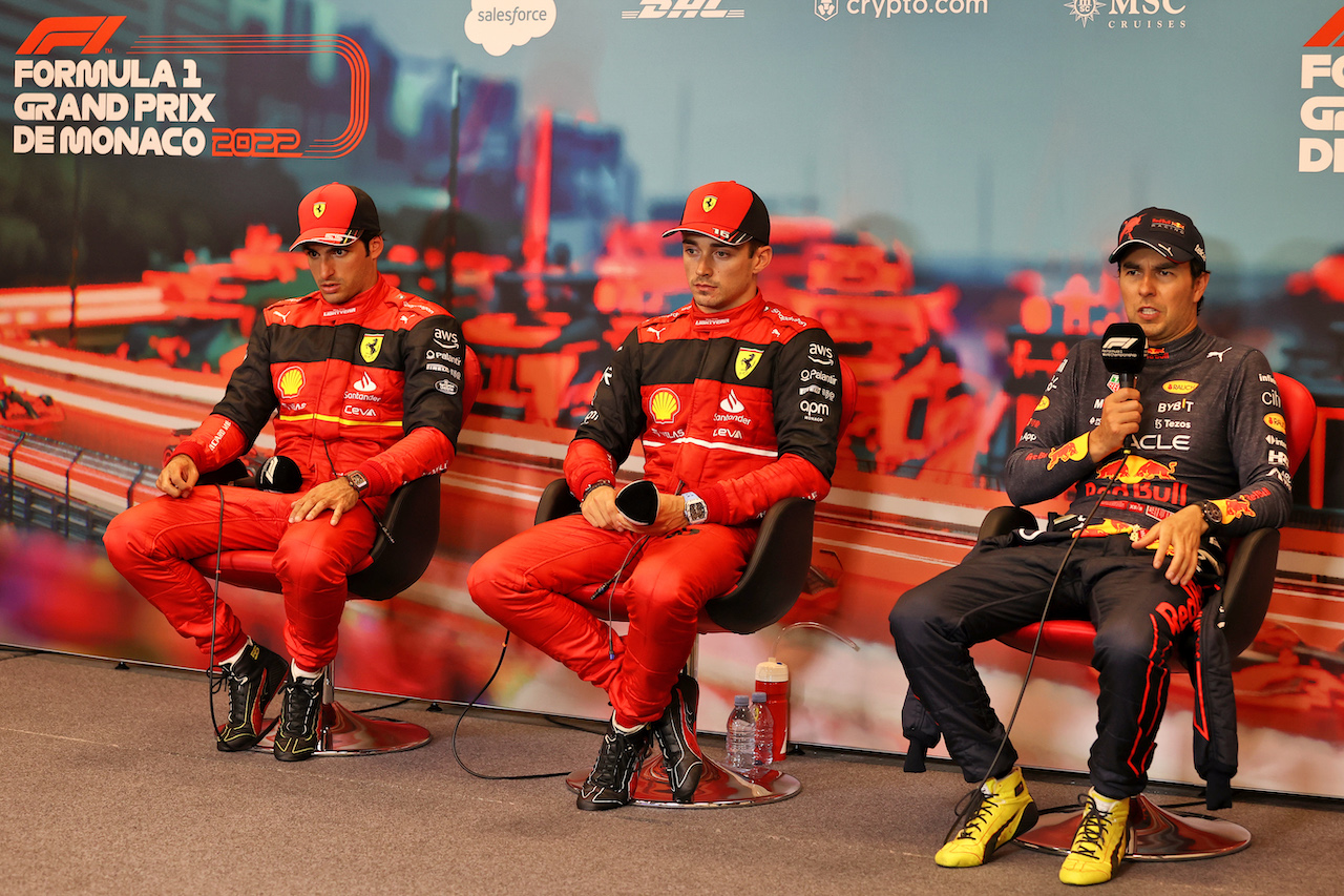 GP MONACO, (L to R): Carlos Sainz Jr (ESP) Ferrari; Charles Leclerc (MON) Ferrari; e Sergio Perez (MEX) Red Bull Racing, in the post qualifying FIA Press Conference.
28.05.2022. Formula 1 World Championship, Rd 7, Monaco Grand Prix, Monte Carlo, Monaco, Qualifiche Day.
- www.xpbimages.com, EMail: requests@xpbimages.com © Copyright: Moy / XPB Images