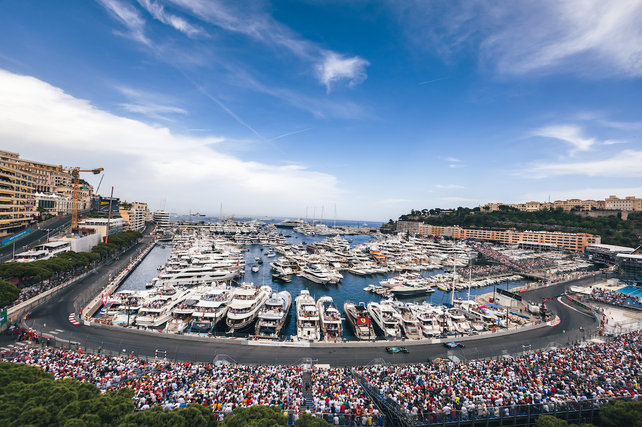 GP MONACO, Esteban Ocon (FRA) Alpine F1 Team A522 davanti a Lance Stroll (CDN) Aston Martin F1 Team AMR22.
28.05.2022. Formula 1 World Championship, Rd 7, Monaco Grand Prix, Monte Carlo, Monaco, Qualifiche Day.
- www.xpbimages.com, EMail: requests@xpbimages.com © Copyright: Bearne / XPB Images