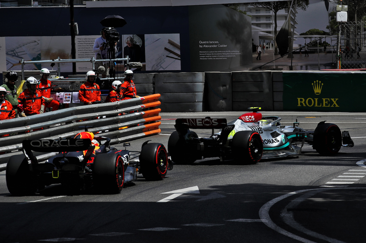 GP MONACO, Lewis Hamilton (GBR) Mercedes AMG F1 W13 davanti a Max Verstappen (NLD) Red Bull Racing RB18.
28.05.2022. Formula 1 World Championship, Rd 7, Monaco Grand Prix, Monte Carlo, Monaco, Qualifiche Day.
 - www.xpbimages.com, EMail: requests@xpbimages.com © Copyright: Coates / XPB Images