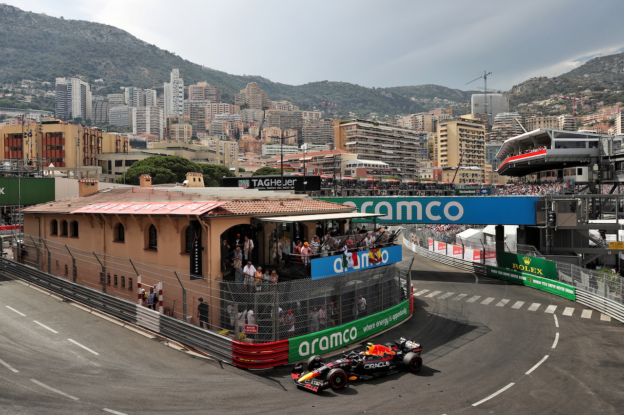 GP MONACO, Sergio Perez (MEX) Red Bull Racing RB18.
28.05.2022. Formula 1 World Championship, Rd 7, Monaco Grand Prix, Monte Carlo, Monaco, Qualifiche Day.
 - www.xpbimages.com, EMail: requests@xpbimages.com © Copyright: Coates / XPB Images