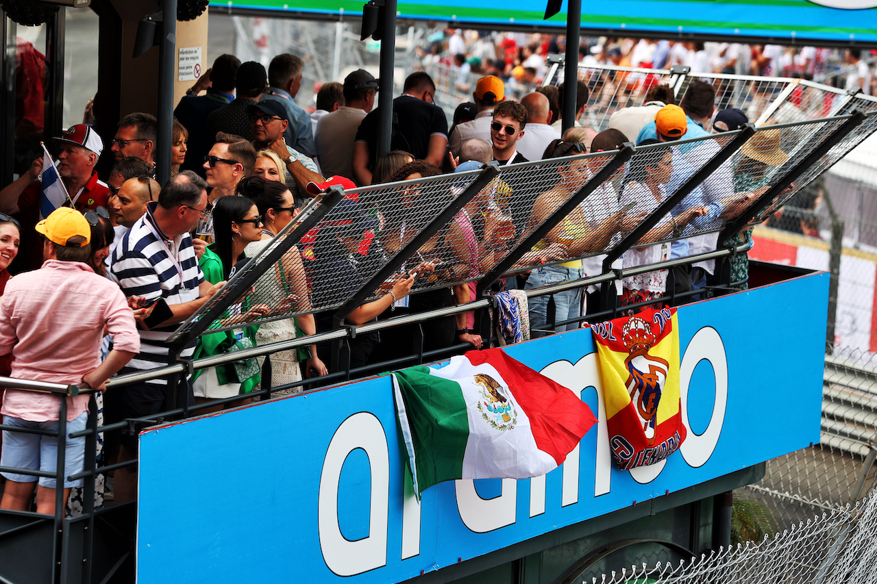 GP MONACO, Circuit Atmosfera - fans.
28.05.2022. Formula 1 World Championship, Rd 7, Monaco Grand Prix, Monte Carlo, Monaco, Qualifiche Day.
- www.xpbimages.com, EMail: requests@xpbimages.com © Copyright: Moy / XPB Images