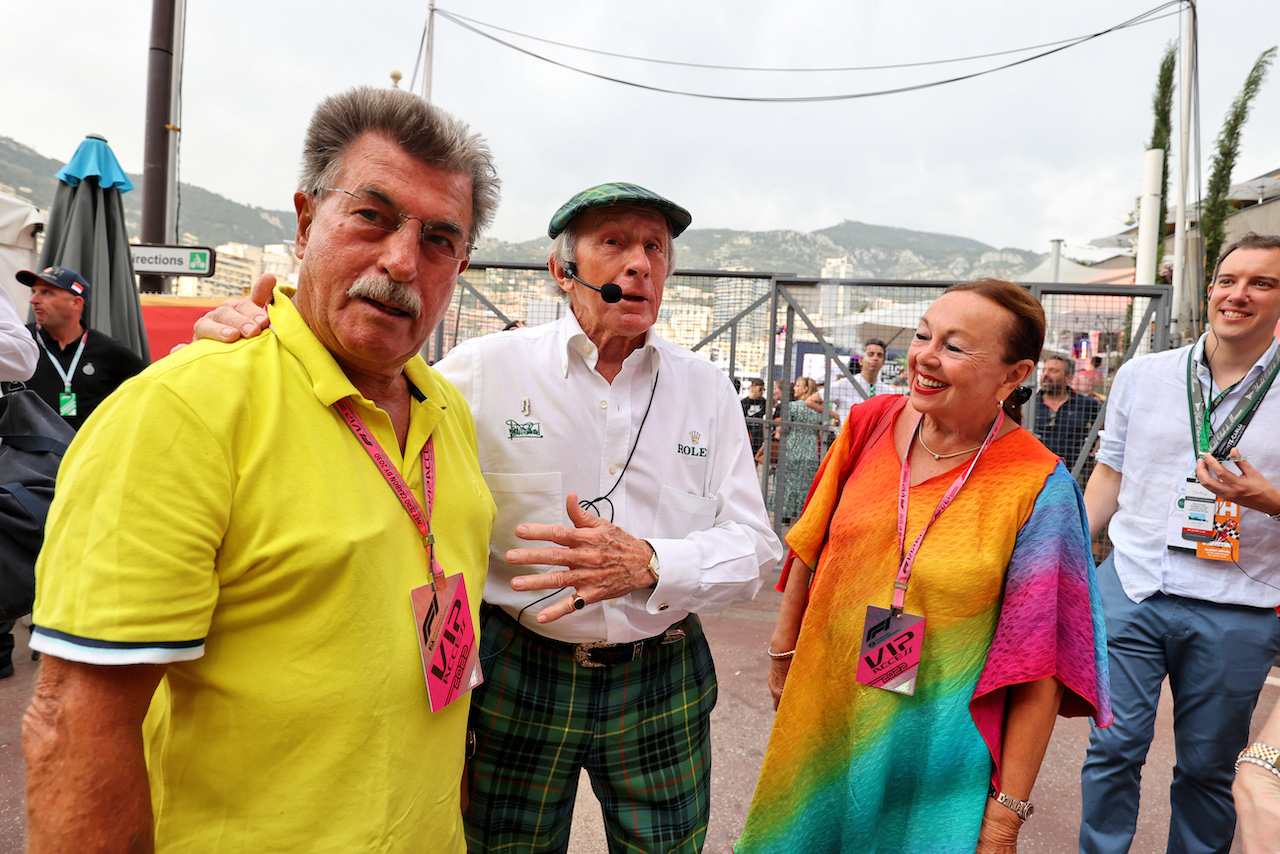 GP MONACO, Jackie Stewart (GBR) (Centre) with Rainer Schlegelmilch (GER) F1 Photographer.
28.05.2022. Formula 1 World Championship, Rd 7, Monaco Grand Prix, Monte Carlo, Monaco, Qualifiche Day.
- www.xpbimages.com, EMail: requests@xpbimages.com © Copyright: Moy / XPB Images