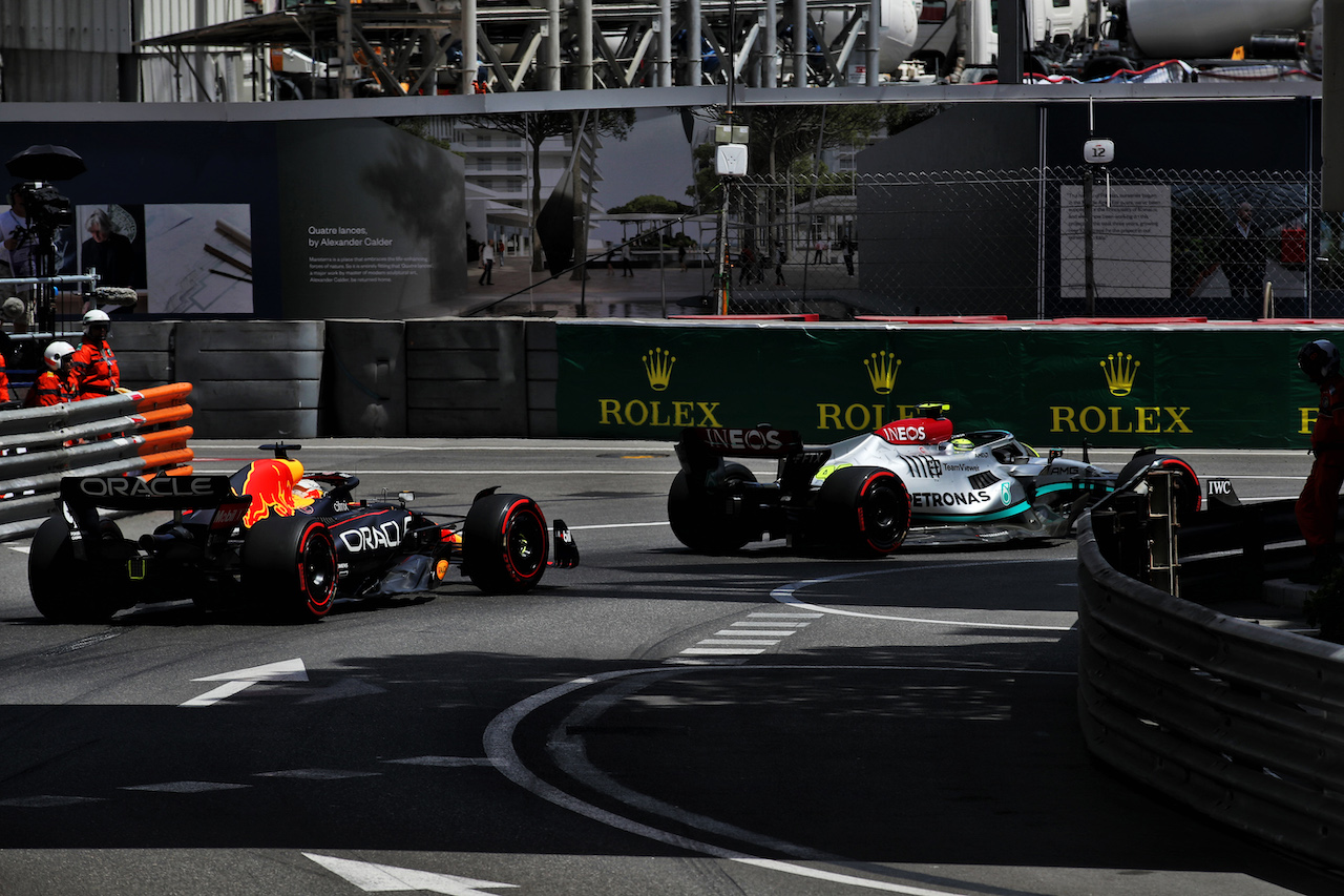 GP MONACO, Lewis Hamilton (GBR) Mercedes AMG F1 W13 davanti a Max Verstappen (NLD) Red Bull Racing RB18.
28.05.2022. Formula 1 World Championship, Rd 7, Monaco Grand Prix, Monte Carlo, Monaco, Qualifiche Day.
 - www.xpbimages.com, EMail: requests@xpbimages.com © Copyright: Coates / XPB Images