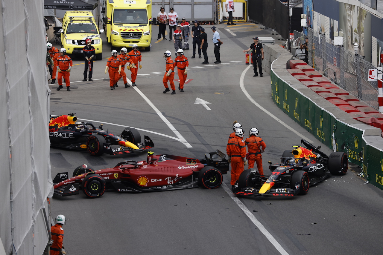 GP MONACO, Sergio Perez (MEX) Red Bull Racing RB18 e Carlos Sainz Jr (ESP) Ferrari F1-75 crash in qualifying, blocking Max Verstappen (NLD) Red Bull Racing RB18.
28.05.2022. Formula 1 World Championship, Rd 7, Monaco Grand Prix, Monte Carlo, Monaco, Qualifiche Day.
- www.xpbimages.com, EMail: requests@xpbimages.com © Copyright: XPB Images NOT FOR USE IN BELGIUM