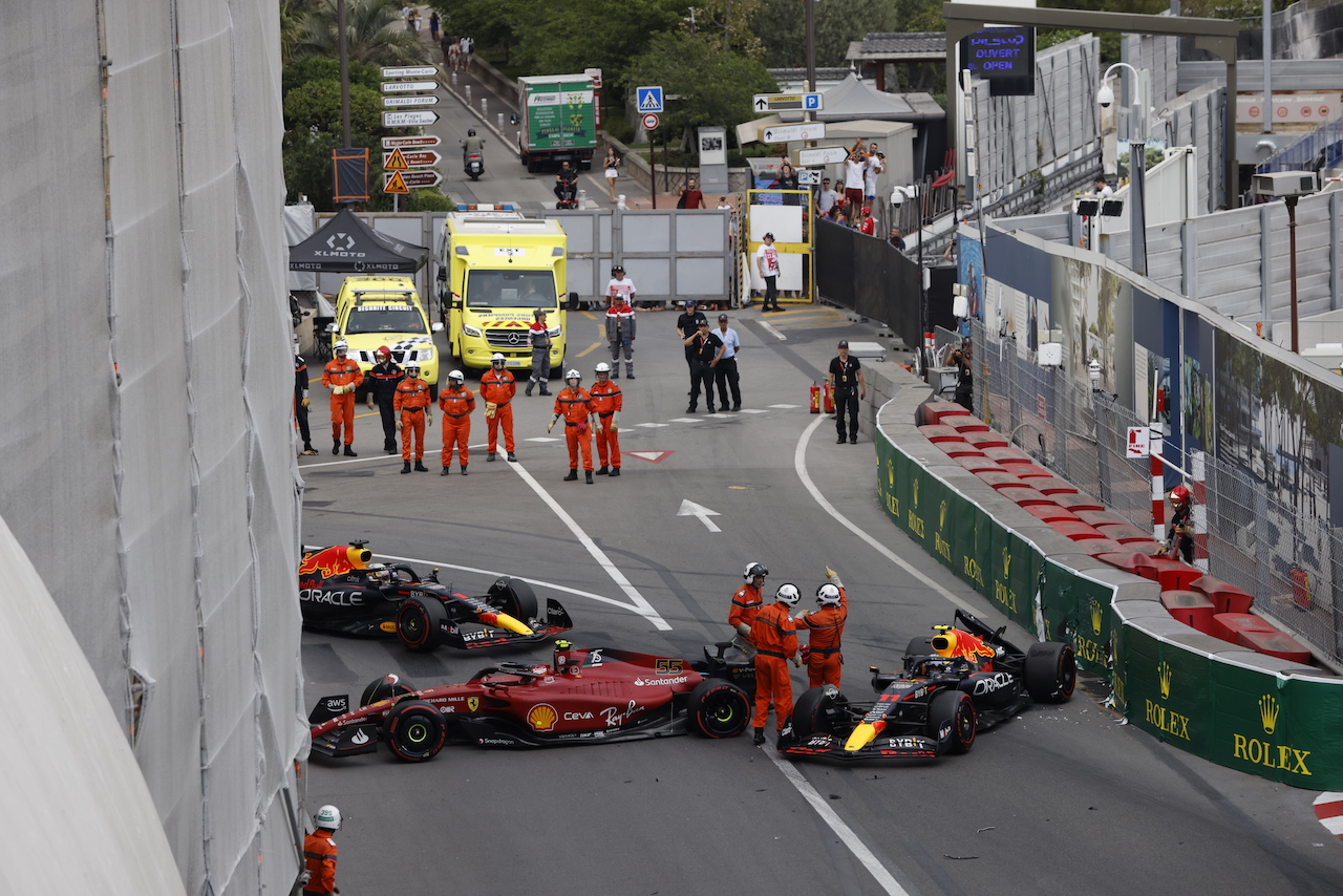GP MONACO, Sergio Perez (MEX) Red Bull Racing RB18 e Carlos Sainz Jr (ESP) Ferrari F1-75 crash in qualifying, blocking Max Verstappen (NLD) Red Bull Racing RB18.
28.05.2022. Formula 1 World Championship, Rd 7, Monaco Grand Prix, Monte Carlo, Monaco, Qualifiche Day.
- www.xpbimages.com, EMail: requests@xpbimages.com © Copyright: XPB Images NOT FOR USE IN BELGIUM