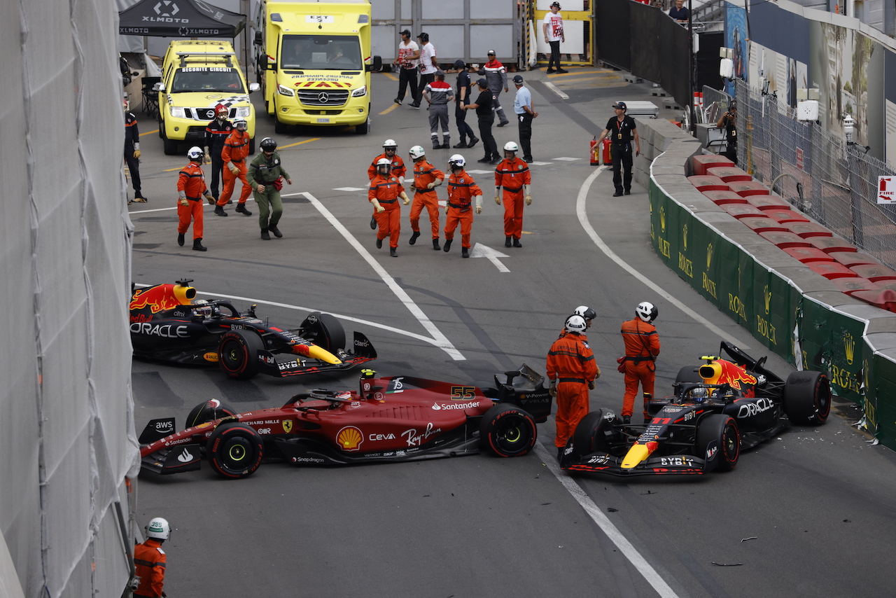 GP MONACO, Sergio Perez (MEX) Red Bull Racing RB18 e Carlos Sainz Jr (ESP) Ferrari F1-75 crash in qualifying, blocking Max Verstappen (NLD) Red Bull Racing RB18.
28.05.2022. Formula 1 World Championship, Rd 7, Monaco Grand Prix, Monte Carlo, Monaco, Qualifiche Day.
- www.xpbimages.com, EMail: requests@xpbimages.com © Copyright: XPB Images NOT FOR USE IN BELGIUM