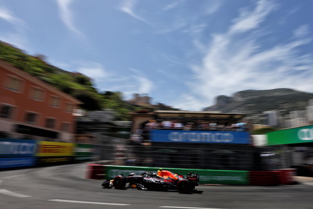 GP MONACO, Sergio Perez (MEX) Red Bull Racing RB18.
28.05.2022. Formula 1 World Championship, Rd 7, Monaco Grand Prix, Monte Carlo, Monaco, Qualifiche Day.
- www.xpbimages.com, EMail: requests@xpbimages.com © Copyright: Bearne / XPB Images