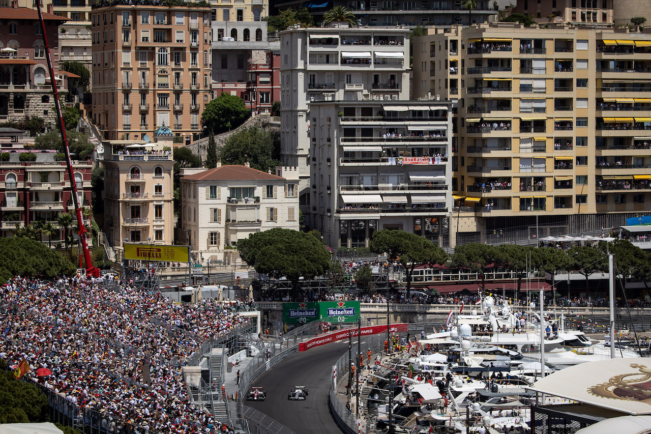 GP MONACO, (L to R): Valtteri Bottas (FIN) Alfa Romeo F1 Team C42 e Yuki Tsunoda (JPN) AlphaTauri AT03.
28.05.2022. Formula 1 World Championship, Rd 7, Monaco Grand Prix, Monte Carlo, Monaco, Qualifiche Day.
- www.xpbimages.com, EMail: requests@xpbimages.com © Copyright: Bearne / XPB Images