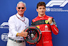 GP MONACO, Charles Leclerc (MON) Ferrari is presented the Pirelli Pole Position Award by Greg Maffei (USA) Liberty Media Corporation President e Chief Executive Officer.
28.05.2022. Formula 1 World Championship, Rd 7, Monaco Grand Prix, Monte Carlo, Monaco, Qualifiche Day.
- www.xpbimages.com, EMail: requests@xpbimages.com © Copyright: Batchelor / XPB Images