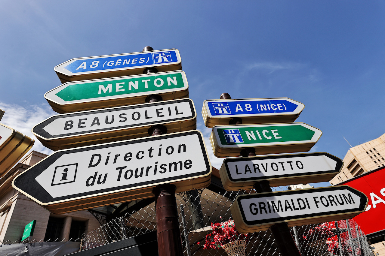 GP MONACO, Circuit Atmosfera - road signs.
27.05.2022. Formula 1 World Championship, Rd 7, Monaco Grand Prix, Monte Carlo, Monaco, Venerdi'.
- www.xpbimages.com, EMail: requests@xpbimages.com © Copyright: Moy / XPB Images