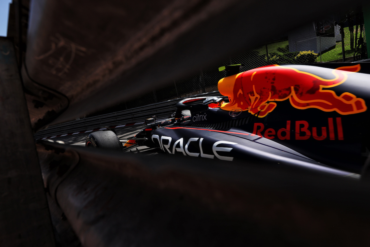 GP MONACO, Sergio Perez (MEX) Red Bull Racing RB18.
27.05.2022. Formula 1 World Championship, Rd 7, Monaco Grand Prix, Monte Carlo, Monaco, Venerdi'.
- www.xpbimages.com, EMail: requests@xpbimages.com © Copyright: Moy / XPB Images