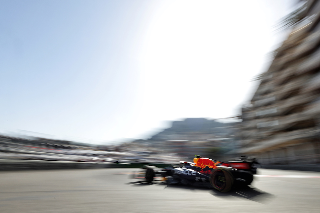 GP MONACO, Sergio Perez (MEX) Red Bull Racing RB18.
27.05.2022. Formula 1 World Championship, Rd 7, Monaco Grand Prix, Monte Carlo, Monaco, Venerdi'.
- www.xpbimages.com, EMail: requests@xpbimages.com © Copyright: Bearne / XPB Images