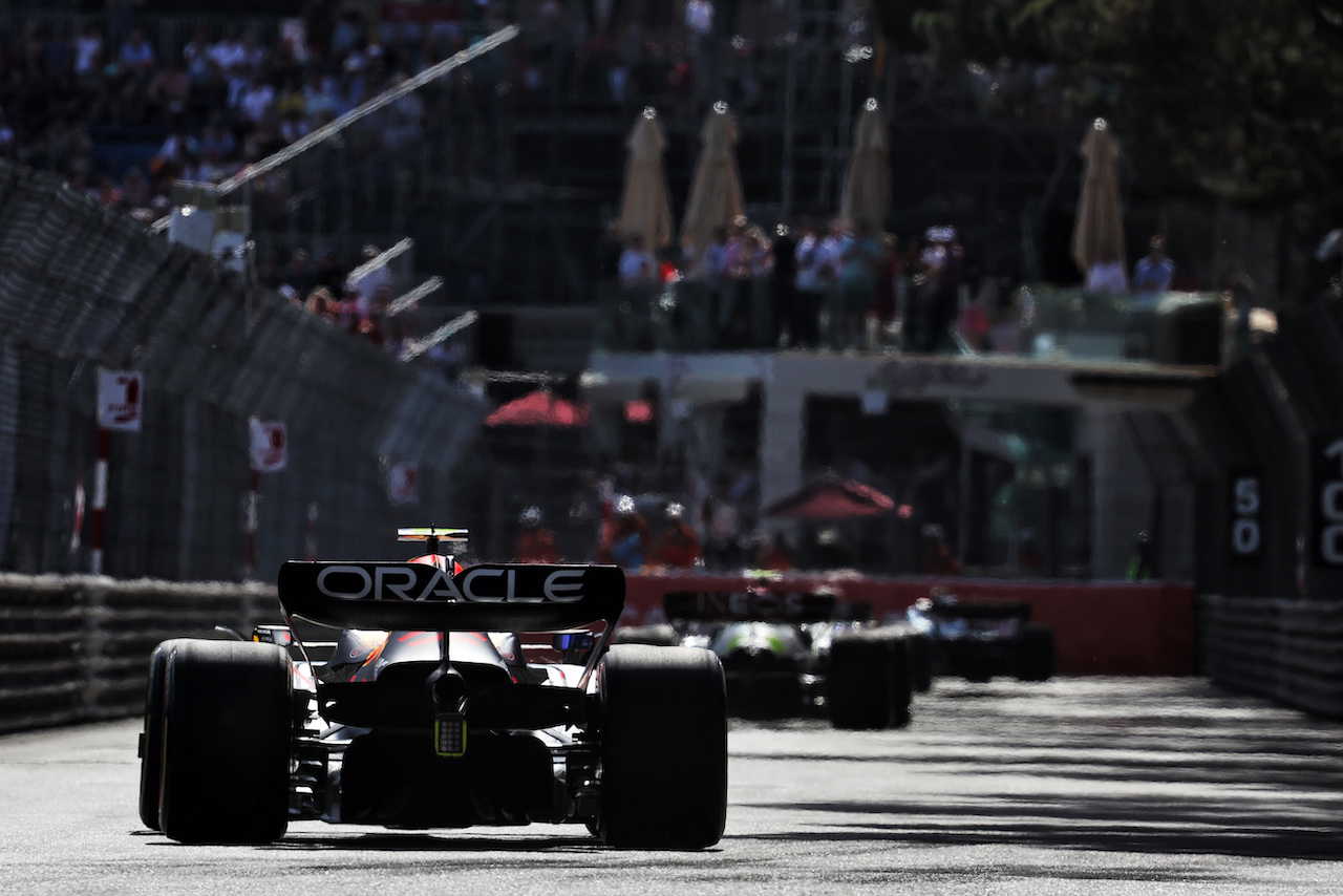 GP MONACO, Sergio Perez (MEX) Red Bull Racing RB18.
27.05.2022. Formula 1 World Championship, Rd 7, Monaco Grand Prix, Monte Carlo, Monaco, Venerdi'.
- www.xpbimages.com, EMail: requests@xpbimages.com © Copyright: Bearne / XPB Images