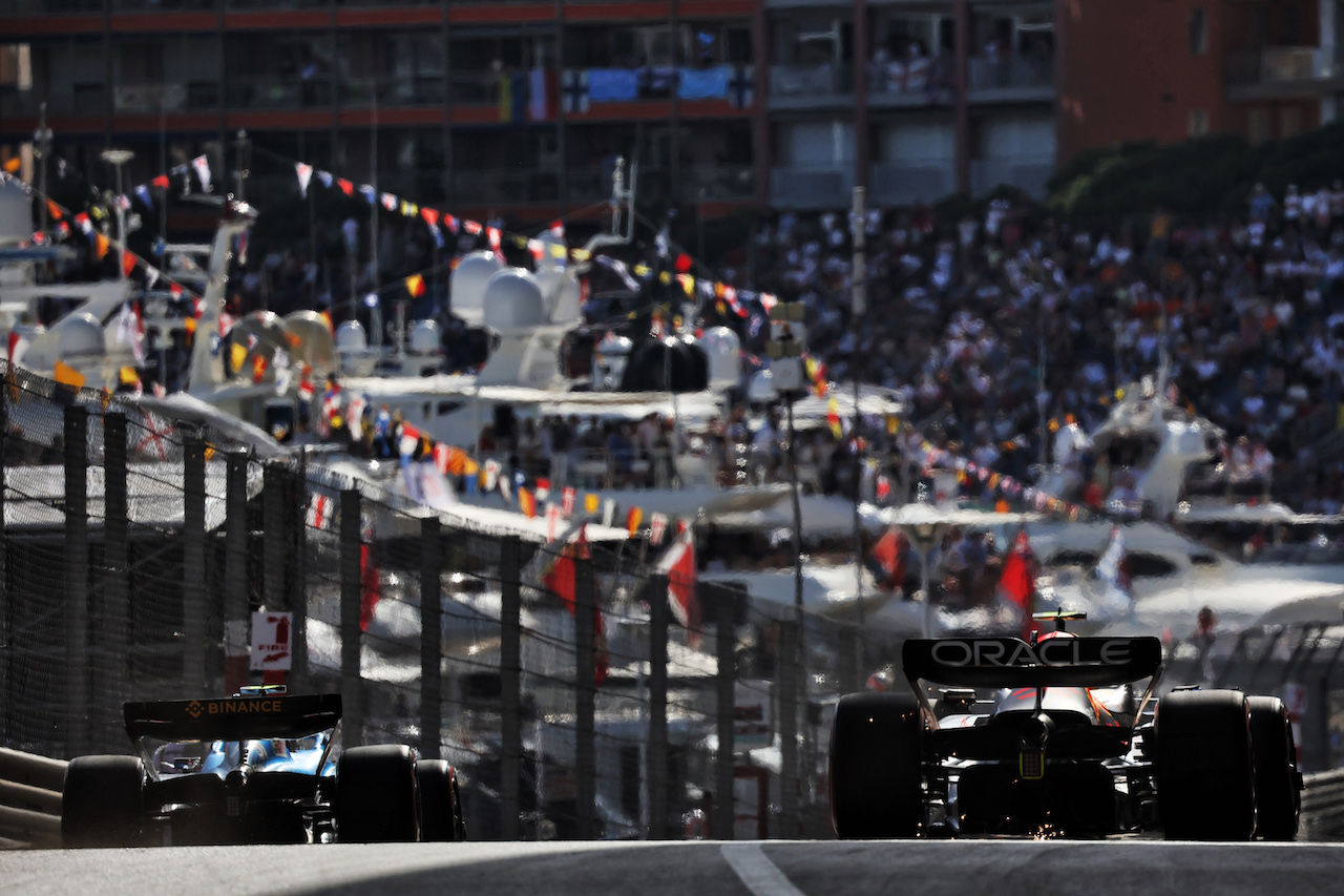 GP MONACO, Sergio Perez (MEX) Red Bull Racing RB18.
27.05.2022. Formula 1 World Championship, Rd 7, Monaco Grand Prix, Monte Carlo, Monaco, Venerdi'.
- www.xpbimages.com, EMail: requests@xpbimages.com © Copyright: Bearne / XPB Images
