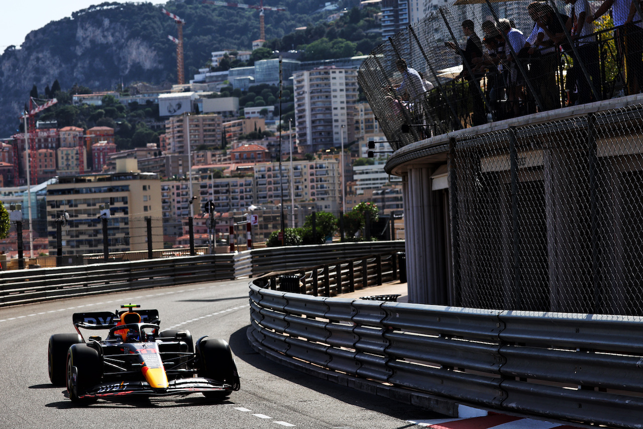 GP MONACO, Sergio Perez (MEX) Red Bull Racing RB18.
27.05.2022. Formula 1 World Championship, Rd 7, Monaco Grand Prix, Monte Carlo, Monaco, Venerdi'.
- www.xpbimages.com, EMail: requests@xpbimages.com © Copyright: Batchelor / XPB Images