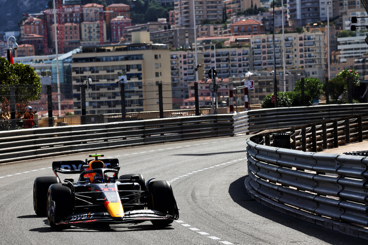 GP MONACO, Sergio Perez (MEX) Red Bull Racing RB18.
27.05.2022. Formula 1 World Championship, Rd 7, Monaco Grand Prix, Monte Carlo, Monaco, Venerdi'.
- www.xpbimages.com, EMail: requests@xpbimages.com © Copyright: Batchelor / XPB Images
