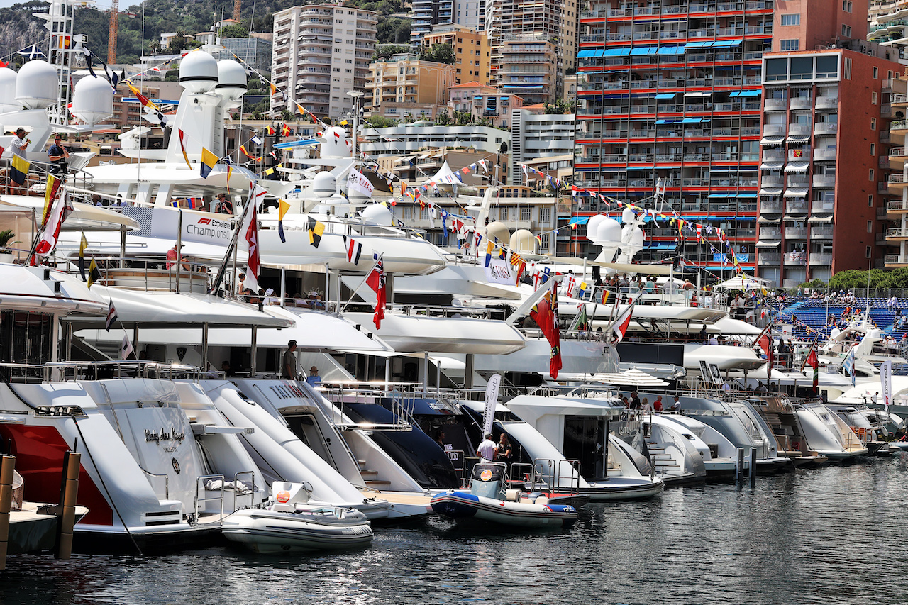 GP MONACO, Circuit Atmosfera - Boats in the scenic Monaco Harbour.
27.05.2022. Formula 1 World Championship, Rd 7, Monaco Grand Prix, Monte Carlo, Monaco, Venerdi'.
- www.xpbimages.com, EMail: requests@xpbimages.com © Copyright: Moy / XPB Images