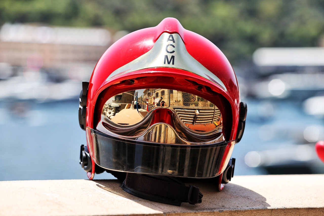GP MONACO, Circuit Atmosfera - marshal's helmet.
27.05.2022. Formula 1 World Championship, Rd 7, Monaco Grand Prix, Monte Carlo, Monaco, Venerdi'.
- www.xpbimages.com, EMail: requests@xpbimages.com © Copyright: Moy / XPB Images