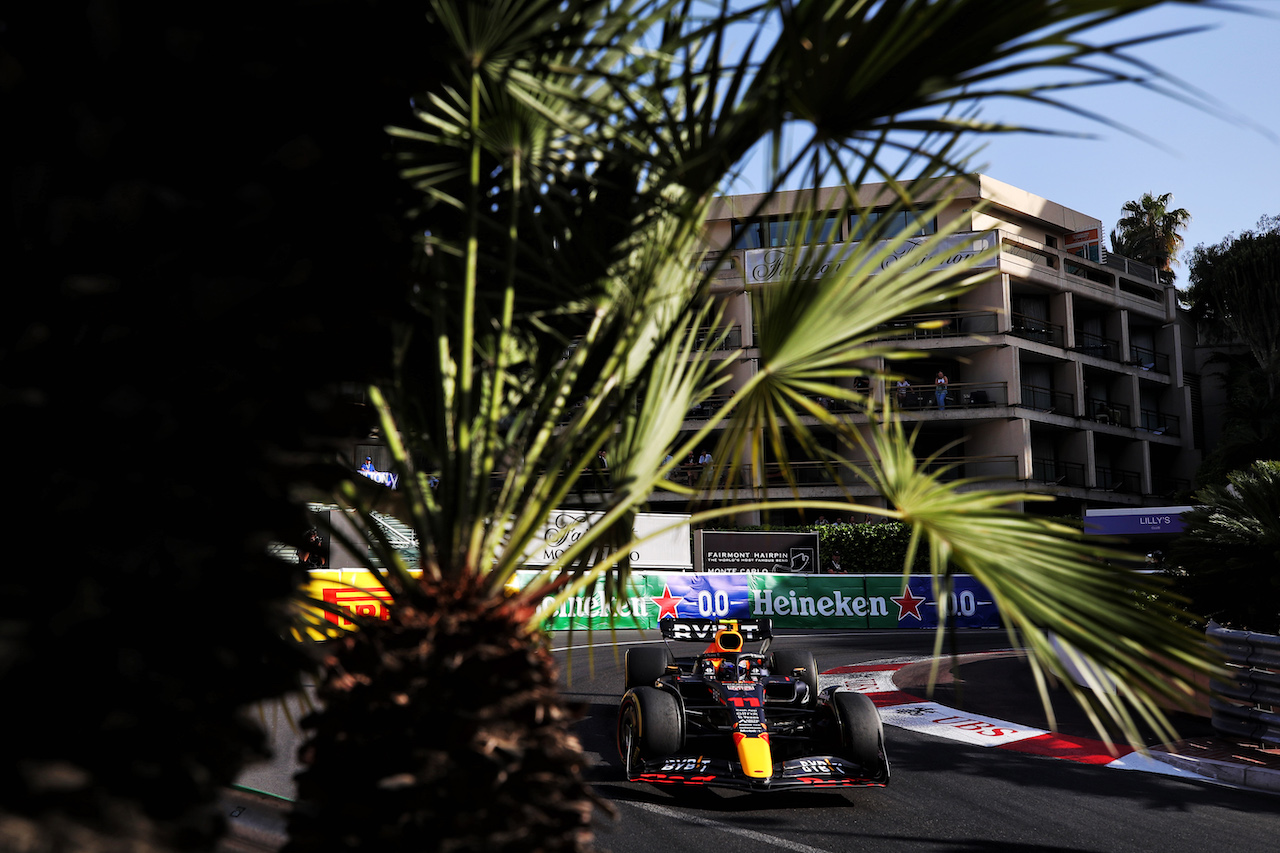 GP MONACO, Sergio Perez (MEX) Red Bull Racing RB18.
27.05.2022. Formula 1 World Championship, Rd 7, Monaco Grand Prix, Monte Carlo, Monaco, Venerdi'.
 - www.xpbimages.com, EMail: requests@xpbimages.com © Copyright: Coates / XPB Images