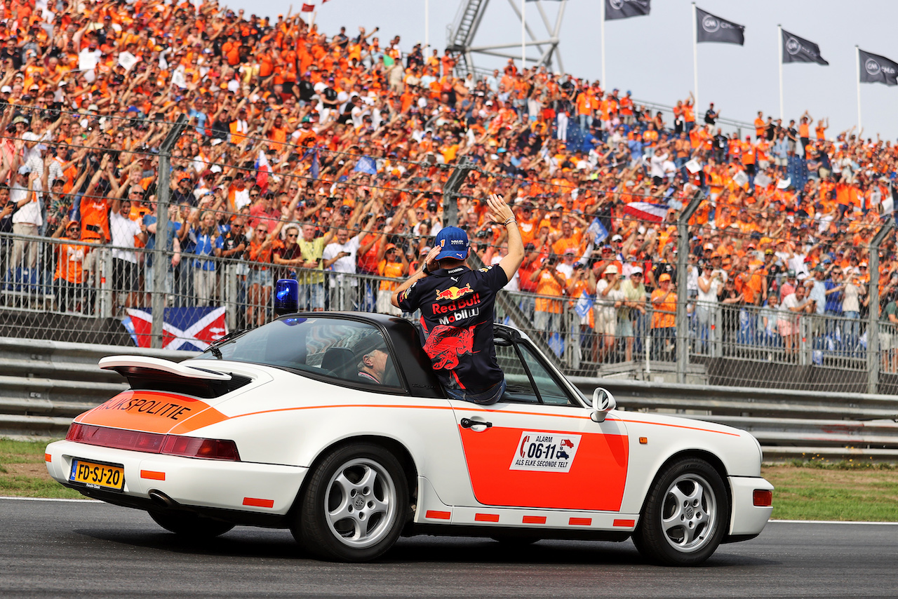 GP OLANDA, Max Verstappen (NLD) Red Bull Racing on the drivers parade.
04.09.2022. Formula 1 World Championship, Rd 14, Dutch Grand Prix, Zandvoort, Netherlands, Gara Day.
- www.xpbimages.com, EMail: requests@xpbimages.com © Copyright: Moy / XPB Images